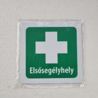 TÁBLA ELSŐSEGÉLYNYÚJTÓ HELY (UTÁNVILÁGÍTÓ), 15X5