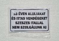 TÁBLA 18 ÉVEN ALULIAKAT ÉS ITTAS VENDÉGEKET SZESZES ITALLAL NEM SZOLGÁLUNK KI, 25X15