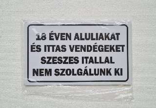 TÁBLA 18 ÉVEN ALULIAKAT ÉS ITTAS VENDÉGEKET SZESZES ITALLAL NEM SZOLGÁLUNK KI, 25X15